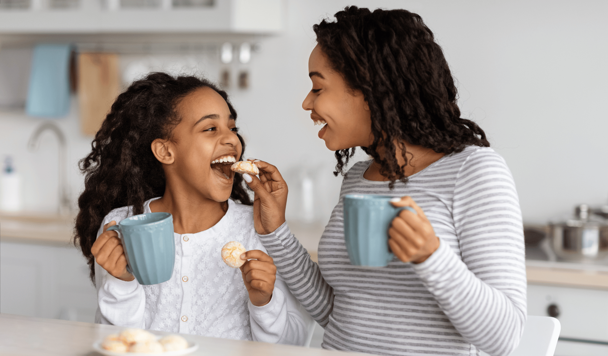 une maman heureuse nourrit son enfant avec des biscuits