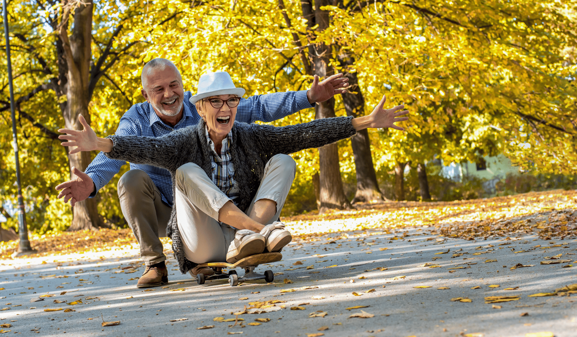 couple âgé s'amusant sur un skateboard