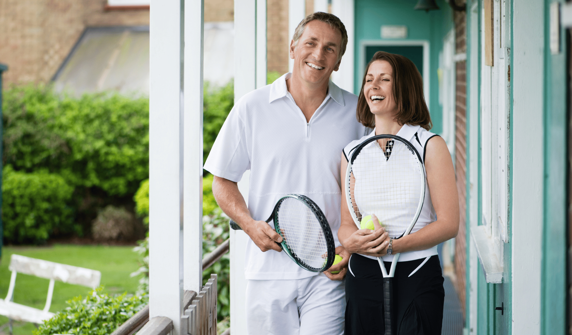 couple de joueurs de tennis d'âge mûr