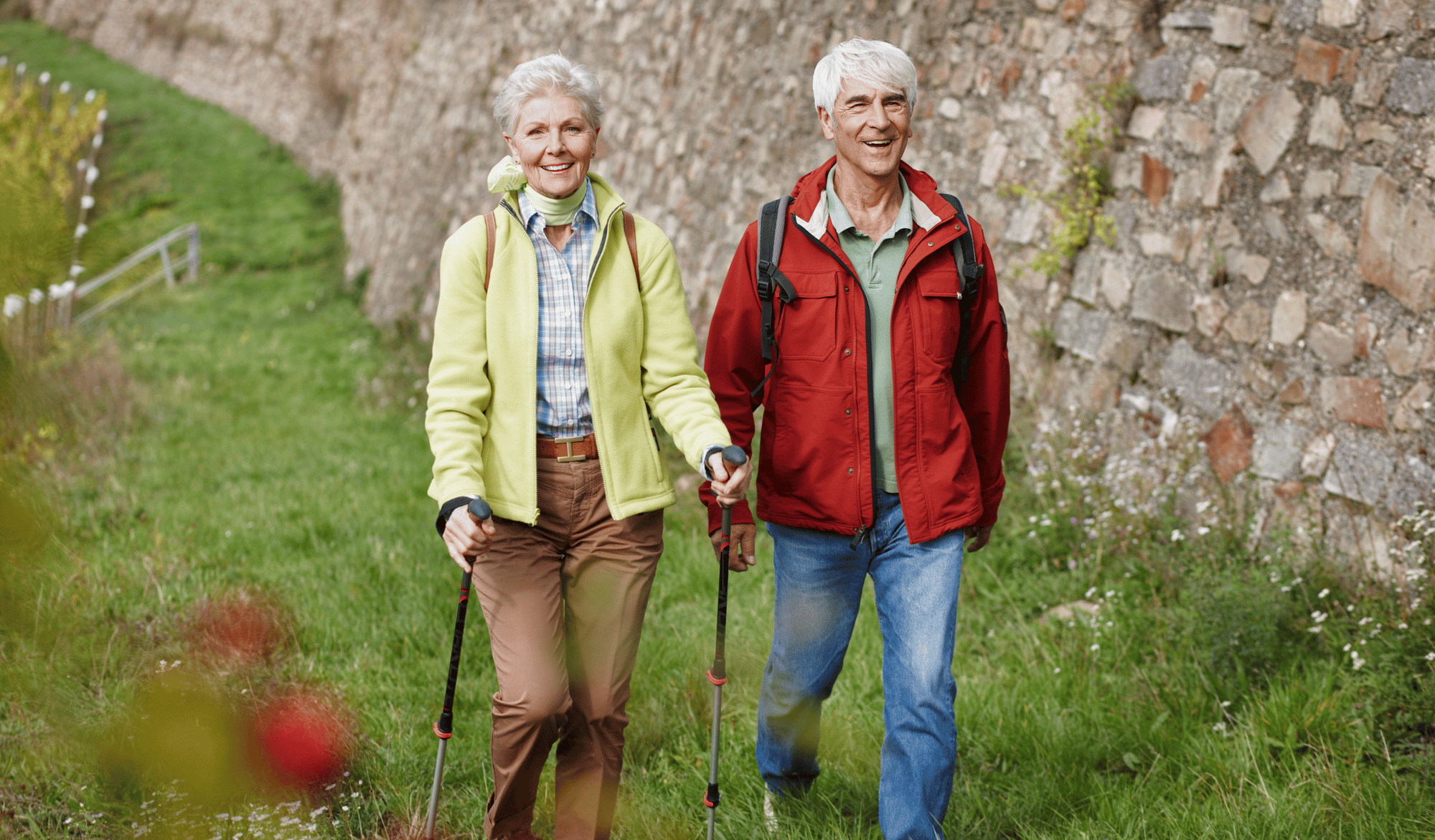 couple de seniors heureux se promenant ensemble