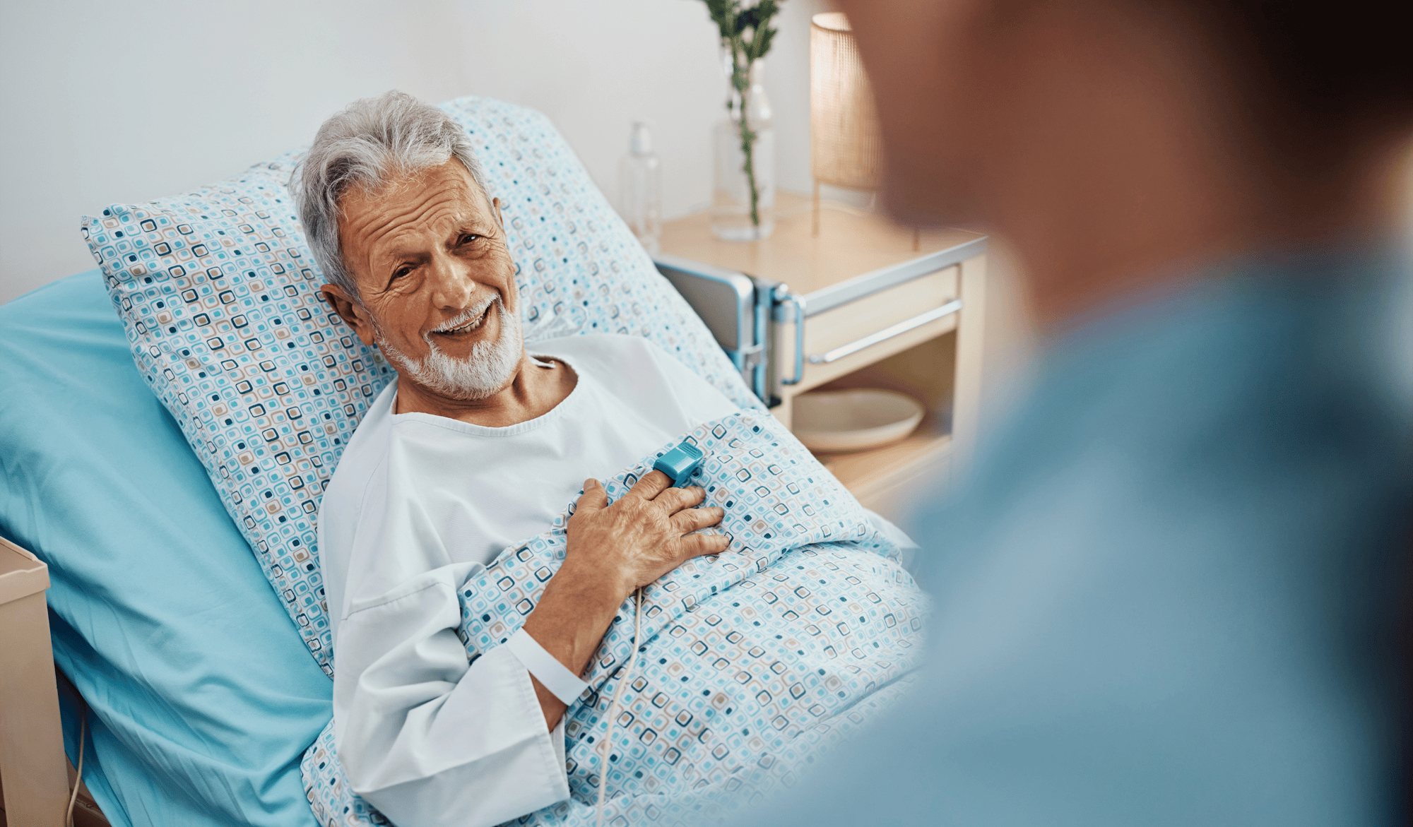 patient âgé heureux parlant à une infirmière pendant sa convalescence