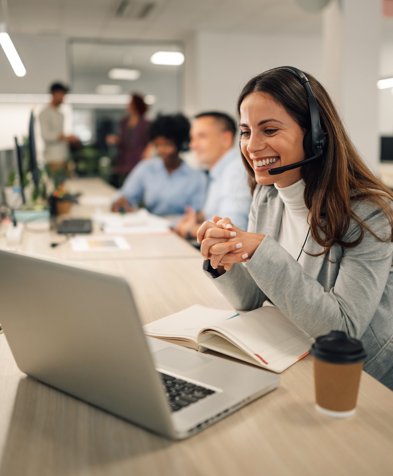 Femme avec un sourire travaillant dans le service clientèle