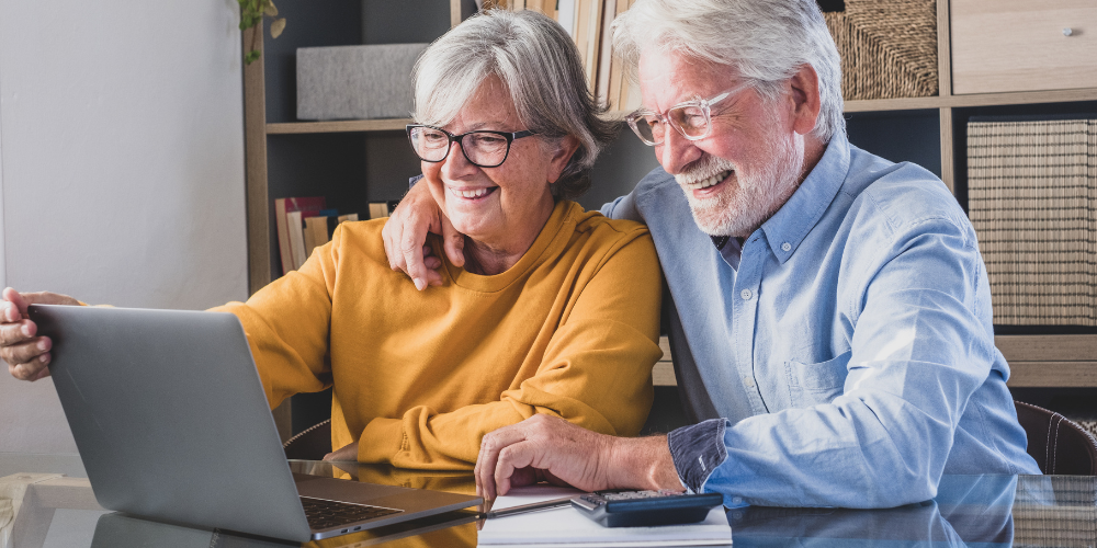 Un couple seniors choisissant une nouvelle complémentaire santé en ligne